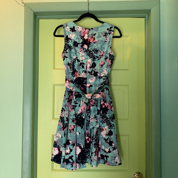 Women’s floral summer dress - size M - full skirt - Picture 2 of 5